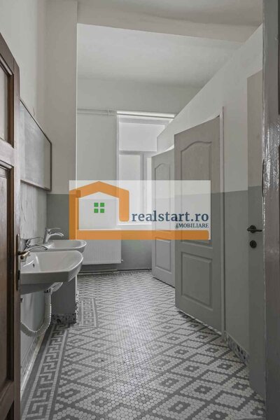 Cartierul Evreiesc, S+P+E+Pod, curte libera 300mp, ideal cabinete, birouri